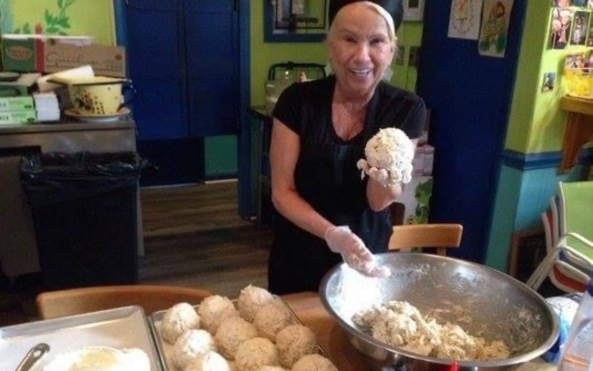 Koco's Pub founder makes crab cakes