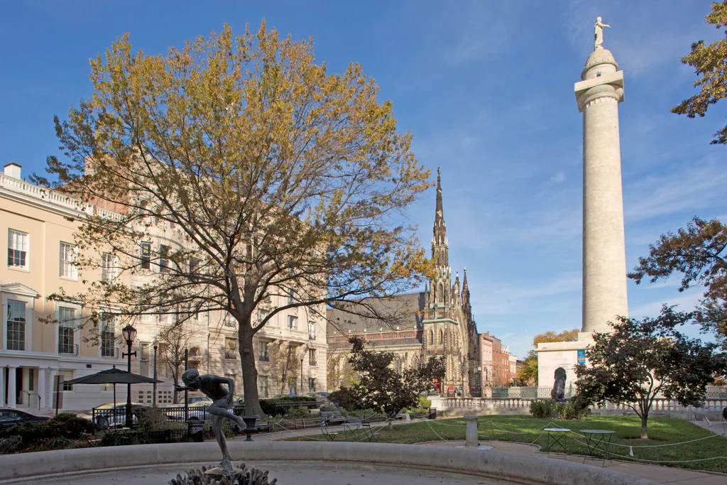 Park in Mount Vernon with fountain and Washington Monument